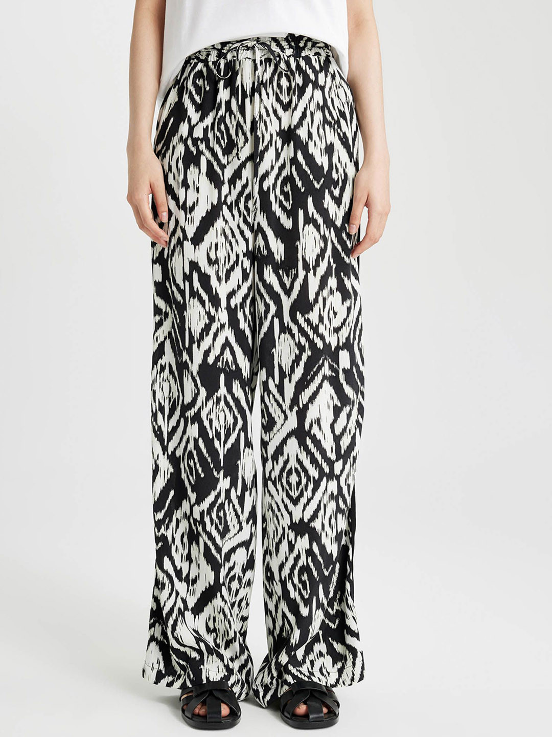 

DeFacto Women Printed Trousers, Na