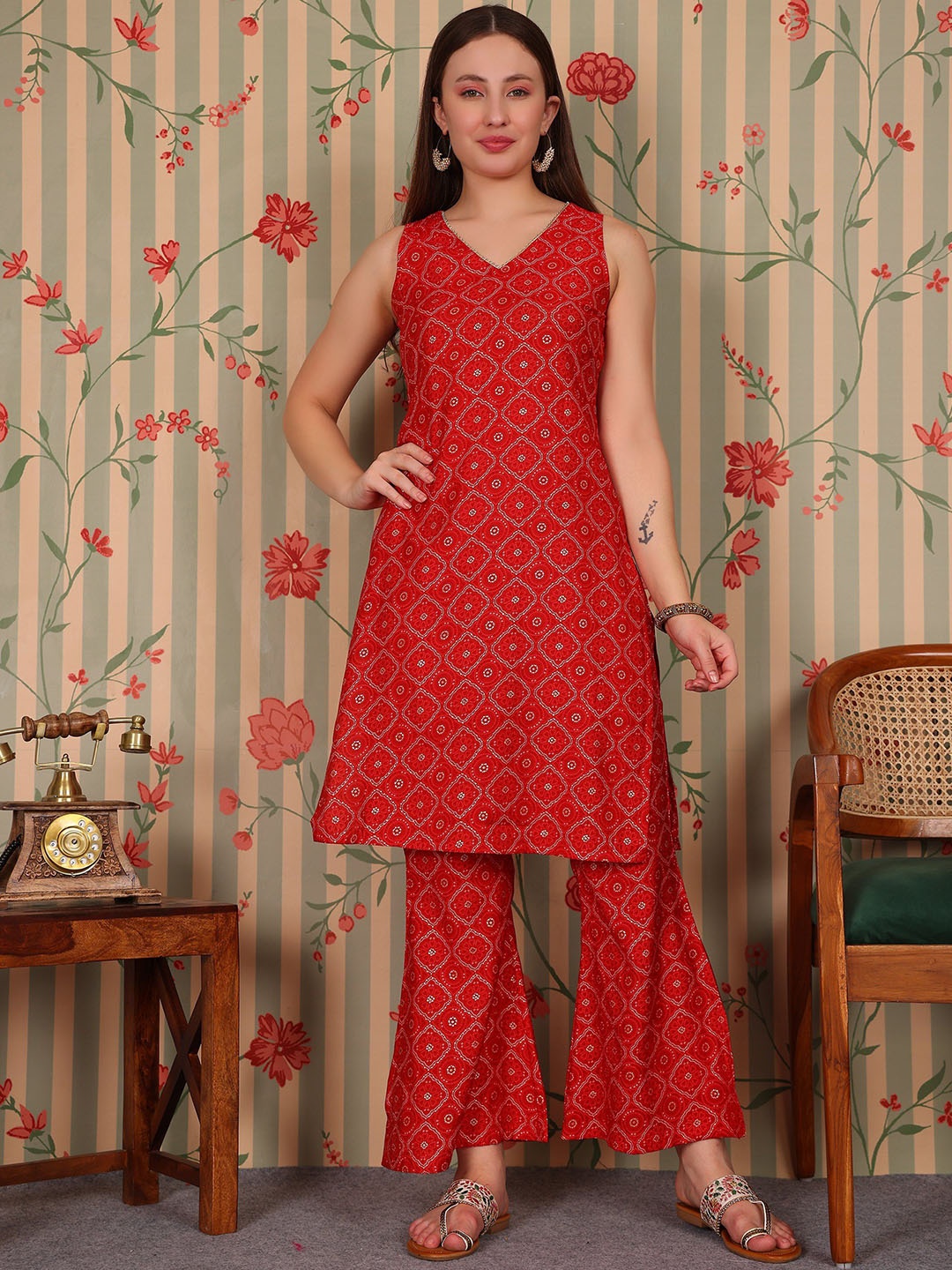 

Ode by House of Pataudi Bandhani Printed V-Neck Gotta Patti Straight Kurta with Trousers, Red