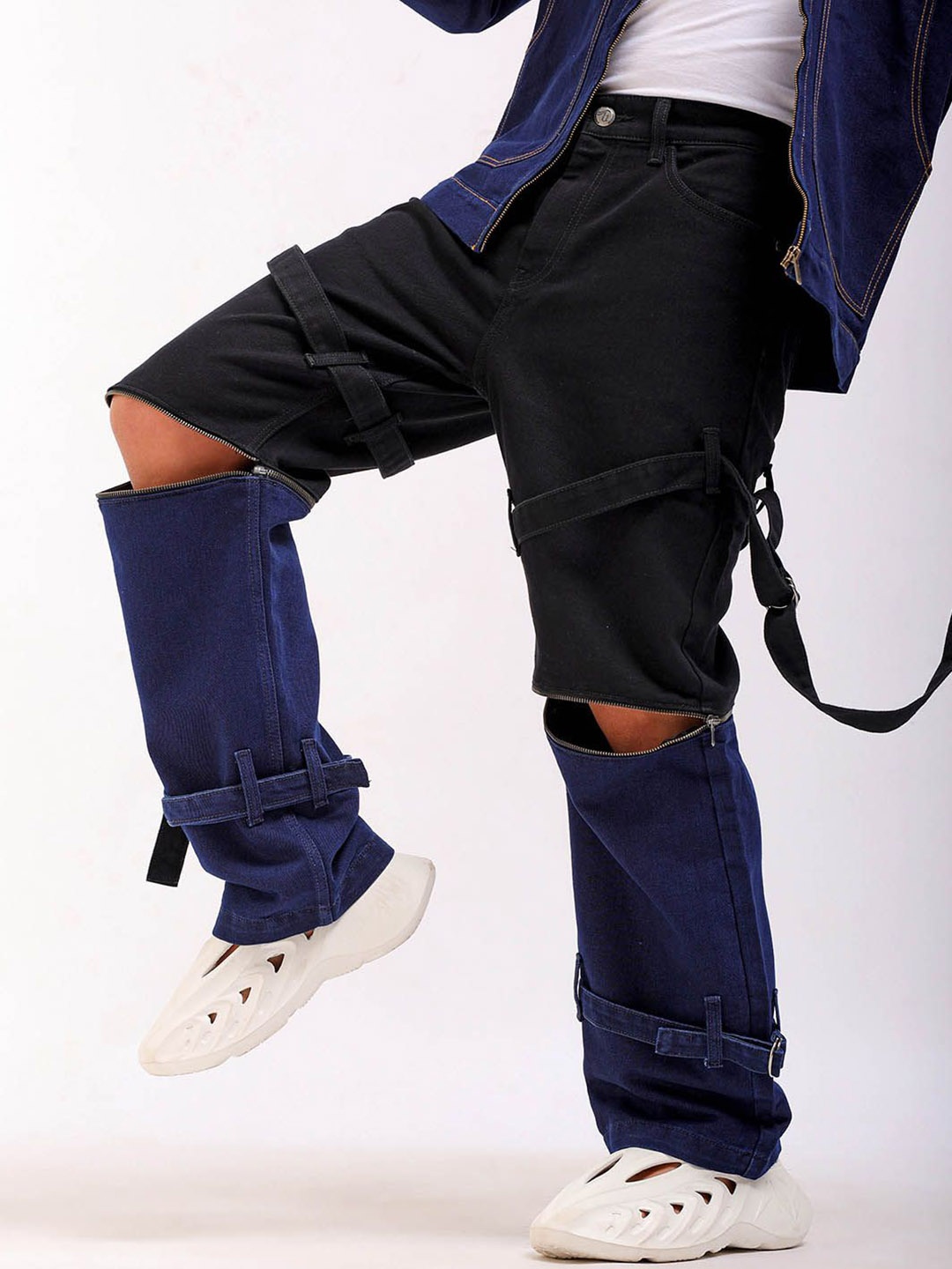 

The Indian Garage Co Men Relaxed Fit Mid Rise Slash Knee Jeans, Black