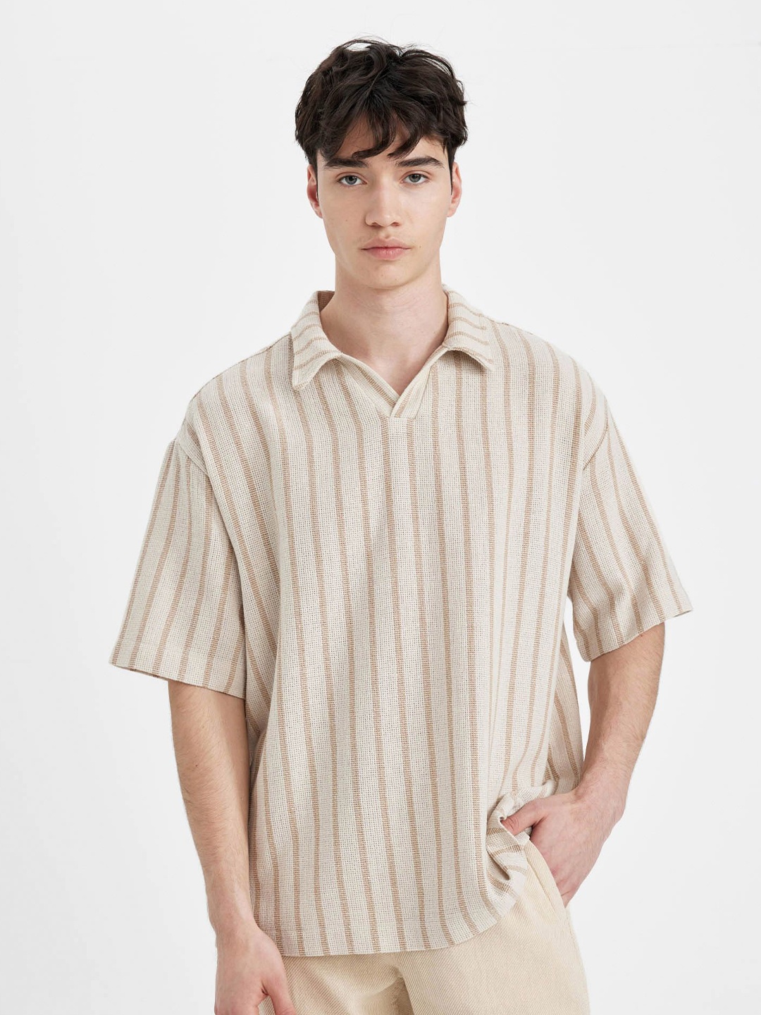 

DeFacto Men Opaque Striped Casual Shirt, Na