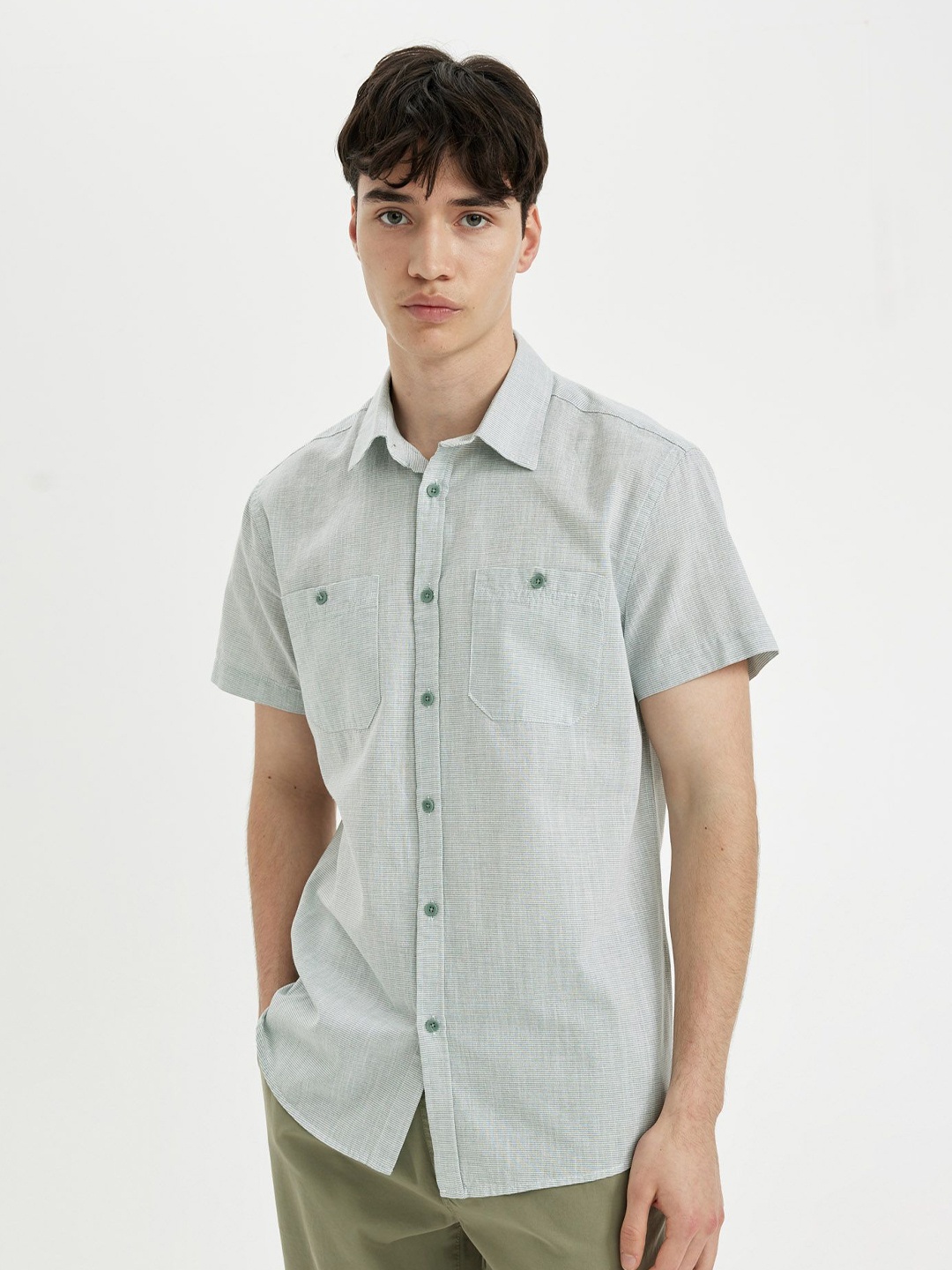 

DeFacto Men Opaque Striped Casual Shirt, Na