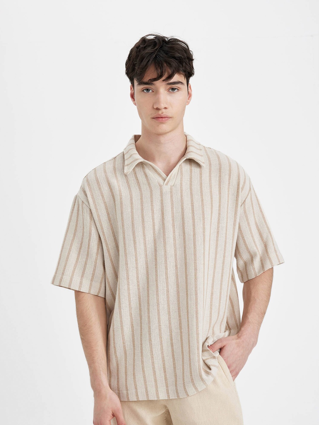 

DeFacto Men Opaque Striped Casual Shirt, Na