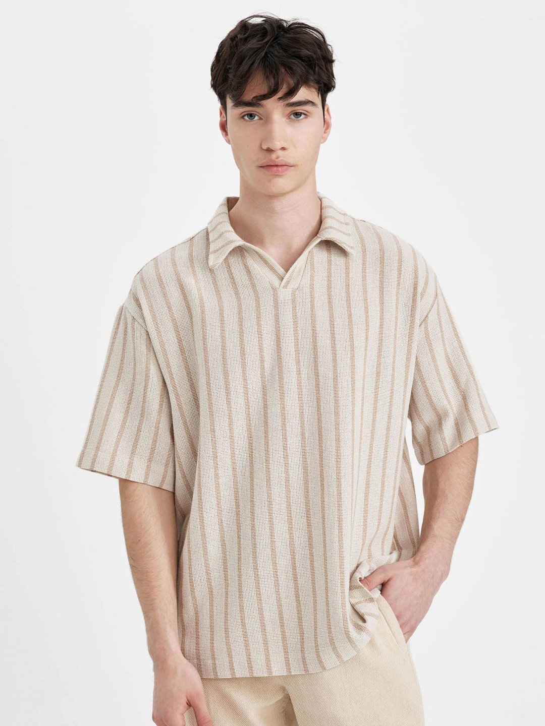 

DeFacto Men Opaque Striped Casual Shirt, Na