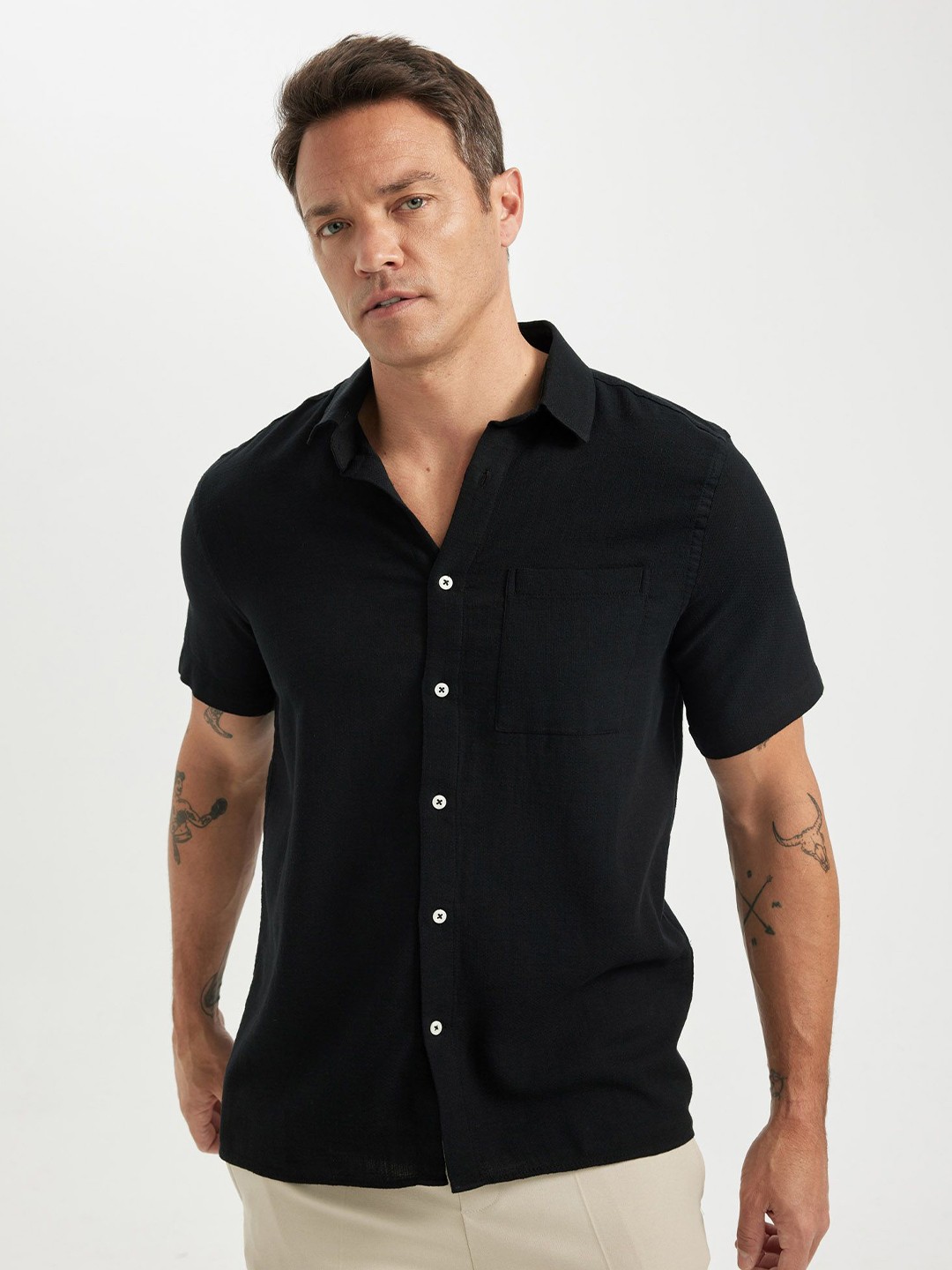 

DeFacto Men Pure Cotton Spread Collar Solid Opaque Casual Shirt, Black