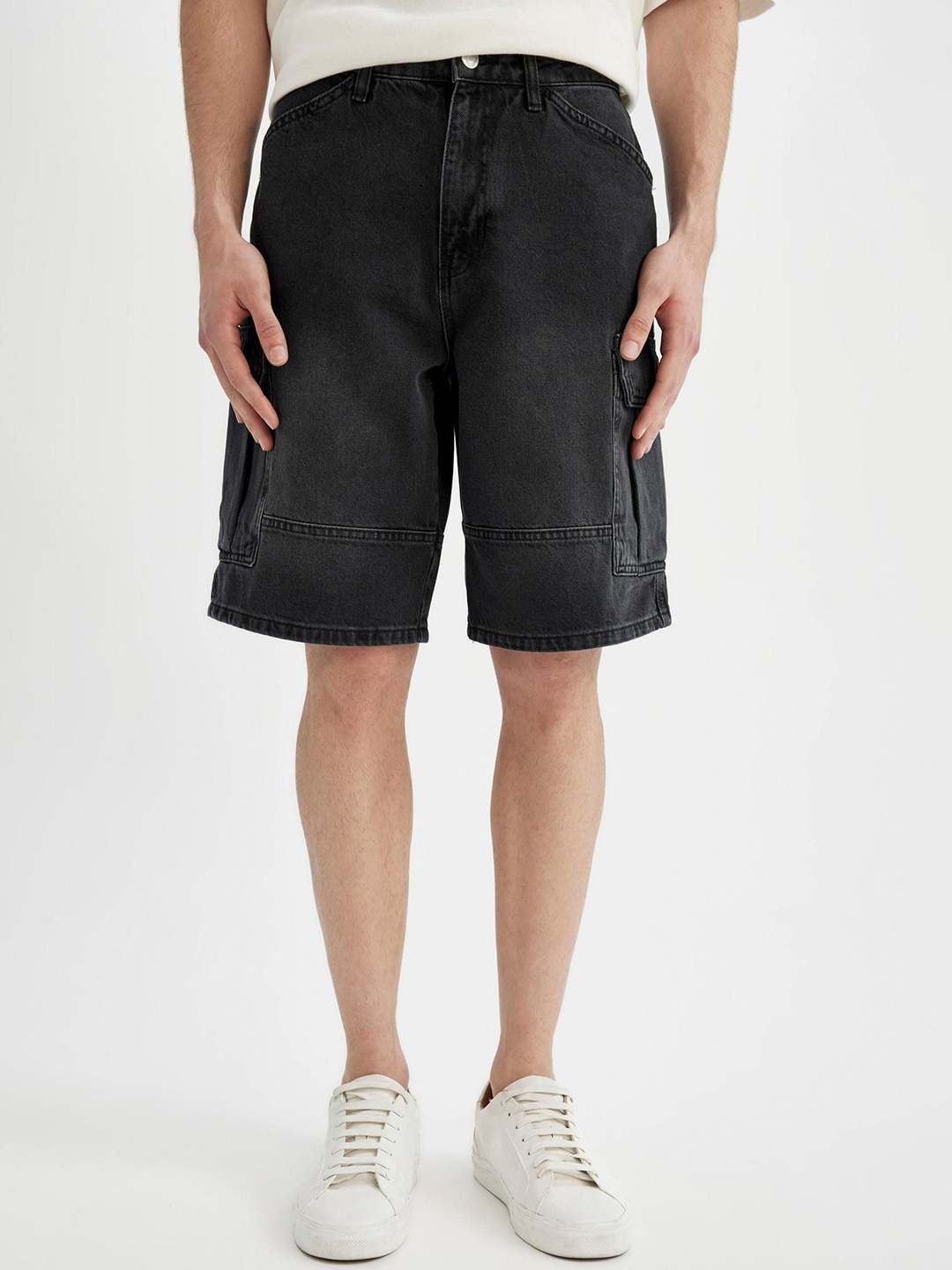 

DeFacto Men Mid Rise Pure Cotton Denim Shorts, Black