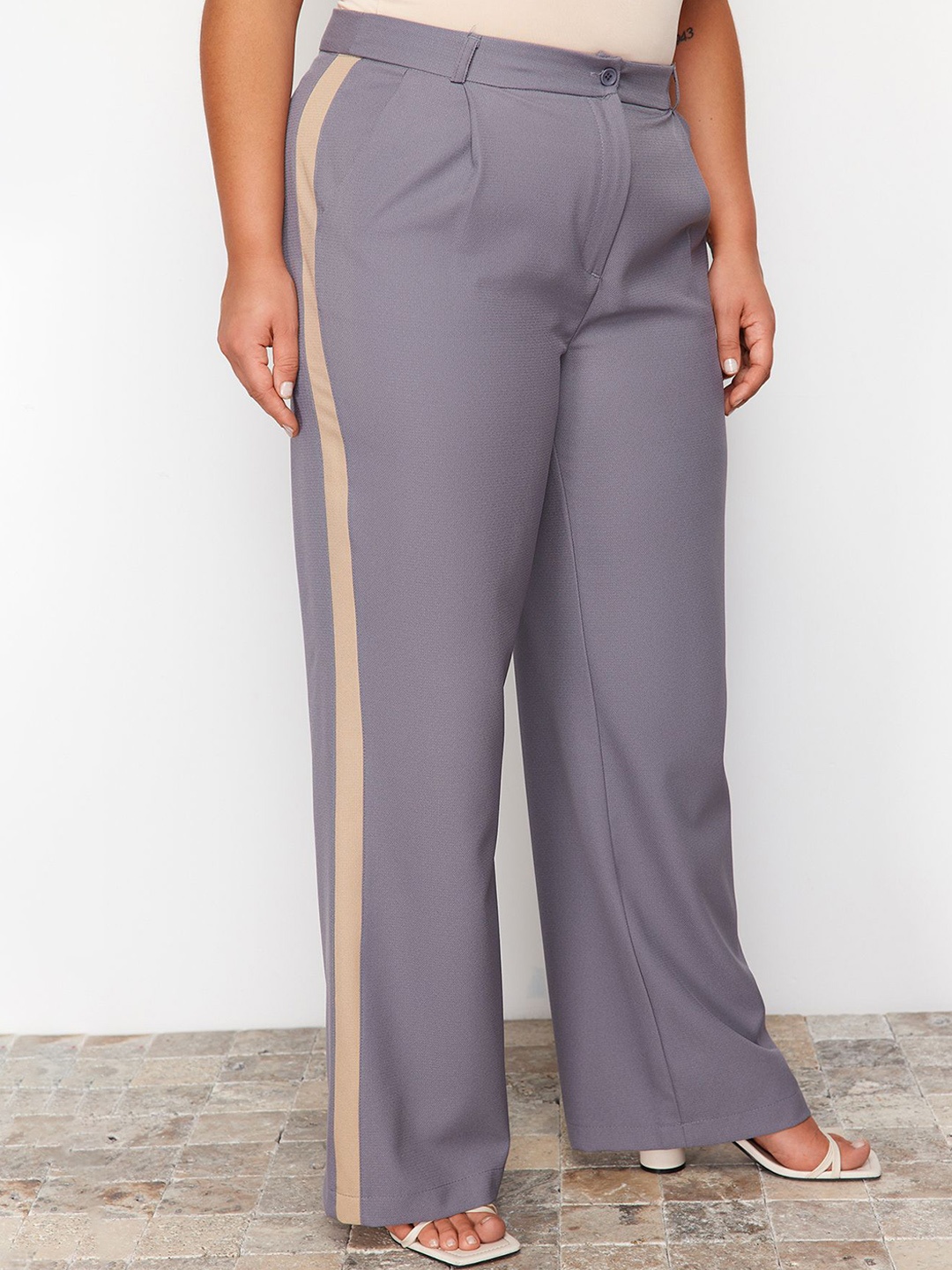 

Trendyol Women Mid-Rise Plain Regular Trousers, Grey