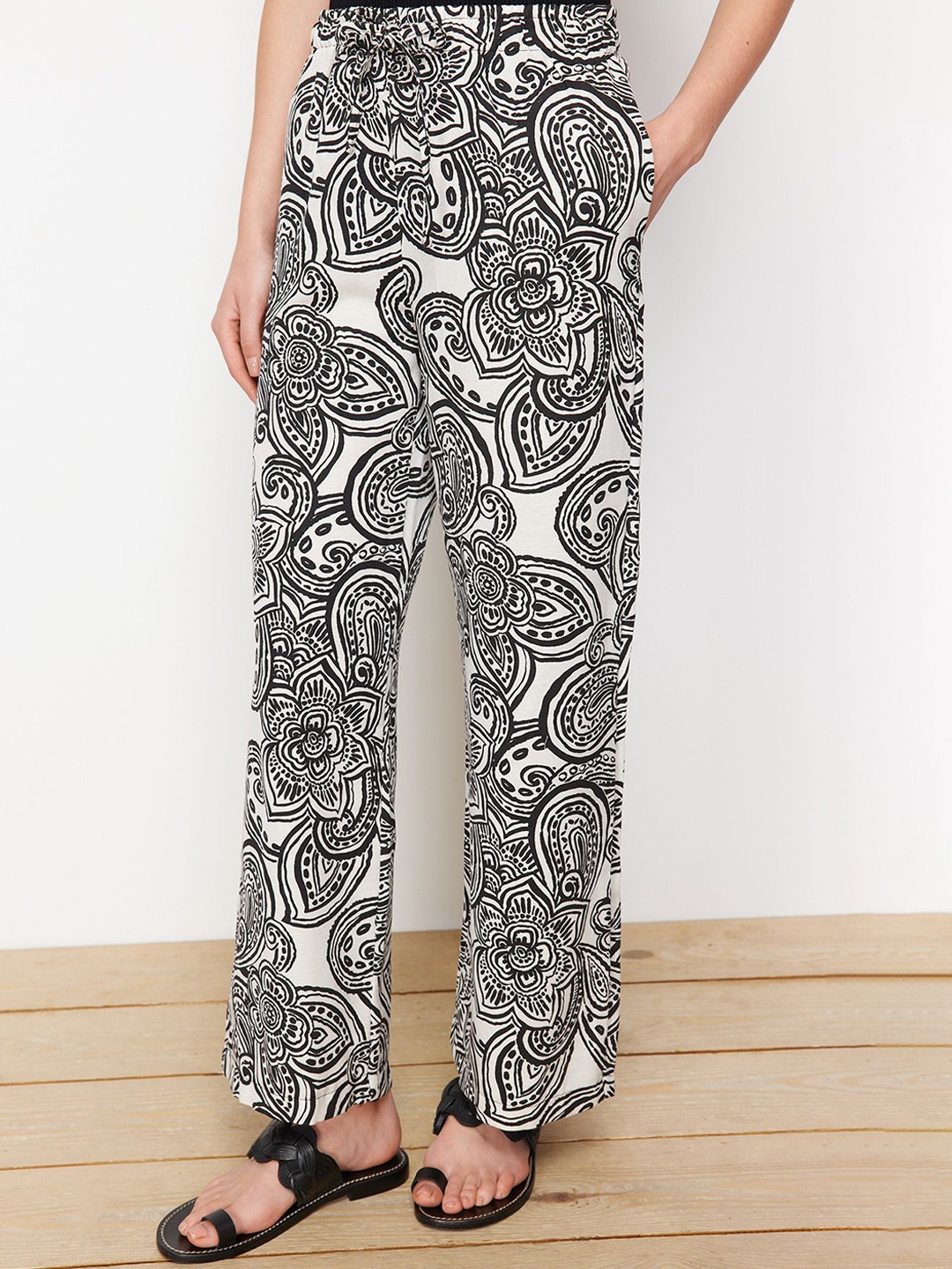 

Trendyol Women Floral Printed Pleated Parallel Trousers, White