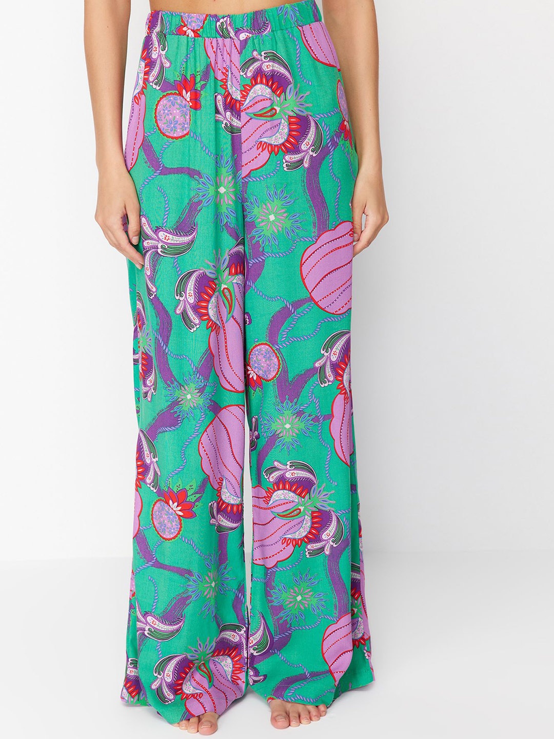 

Trendyol Women Floral Printed Regular Trouser, Green
