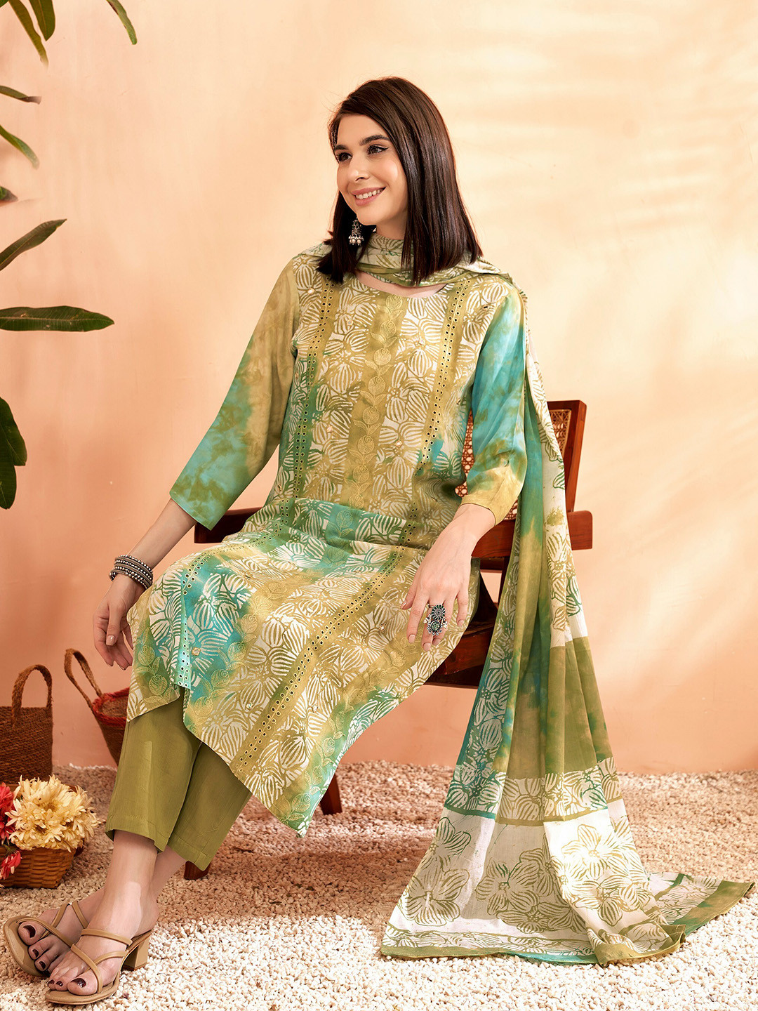 

Anouk Ethnic Motifs Embroidered Thread Work Straight Kurta With Trousers & Dupatta, Green
