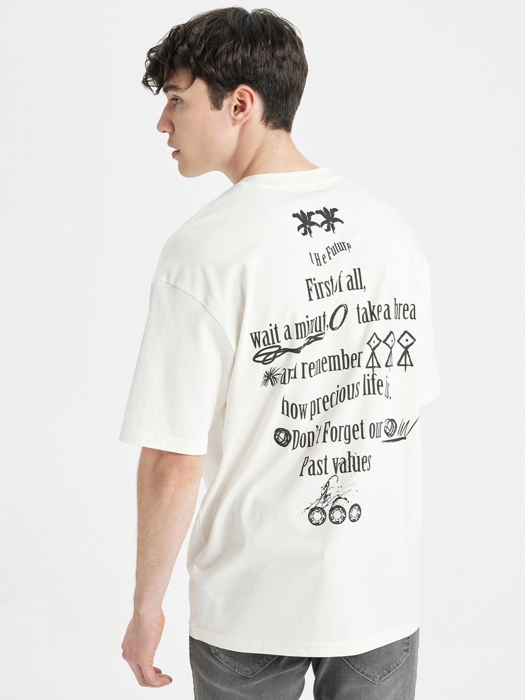 

DeFacto Men Typography Printed Monochrome Raw Edge T-shirt, Na