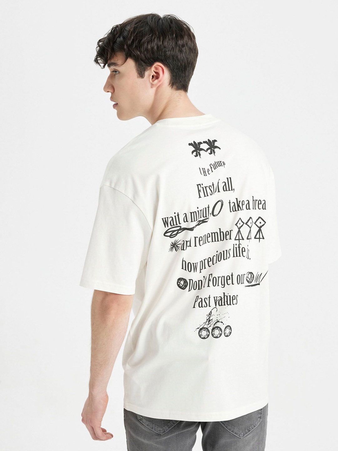 

DeFacto Men Typography Printed Monochrome Raw Edge T-shirt, Na
