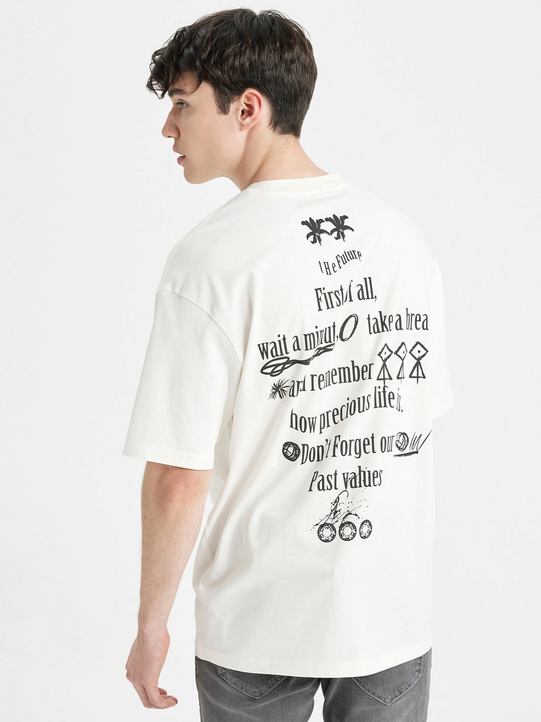 

DeFacto Men Typography Printed Monochrome Raw Edge T-shirt, Na