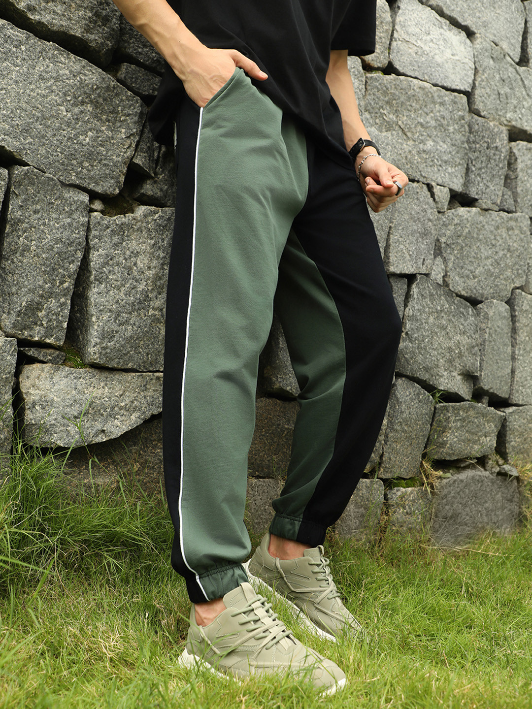 

NOBERO Men Colorblocked Oversized Joggers, Olive
