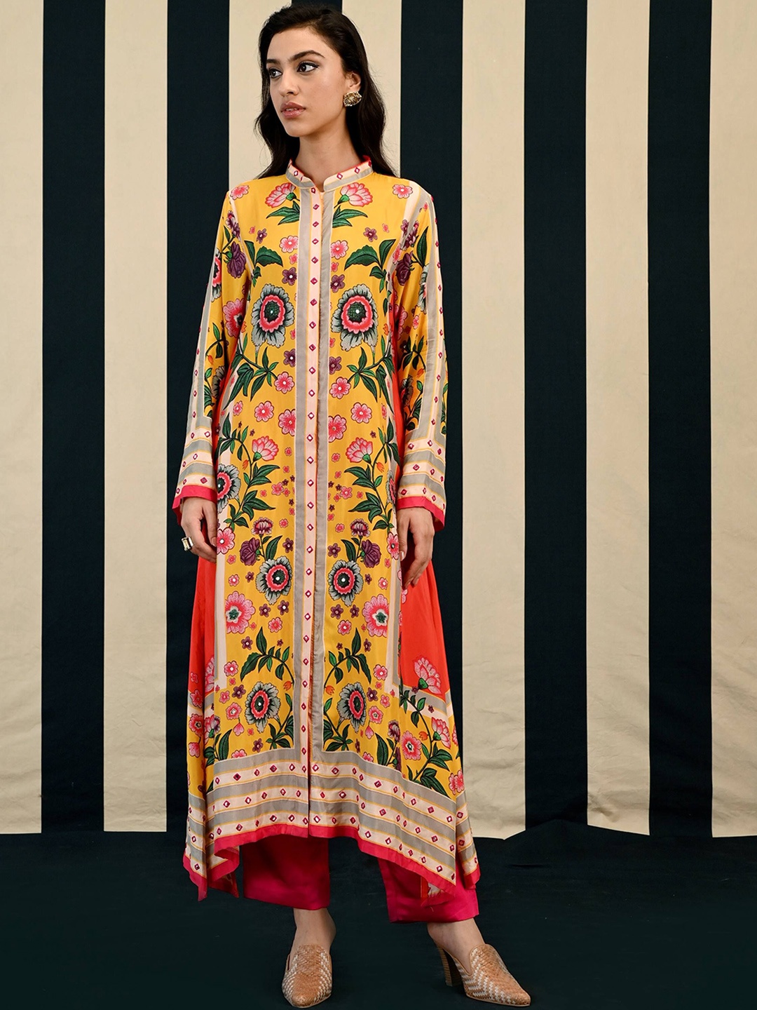 

SWATI VIJAIVARGIE Floral Printed Pure Silk Kurta With Trouser, Mustard