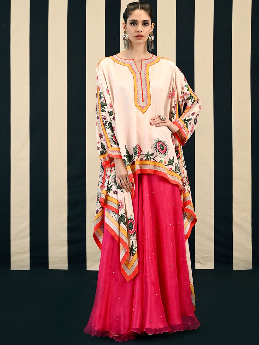 

SWATI VIJAIVARGIE Women Ethnic Motifs Printed Regular Pure Silk Kurta with Sharara, Fuchsia