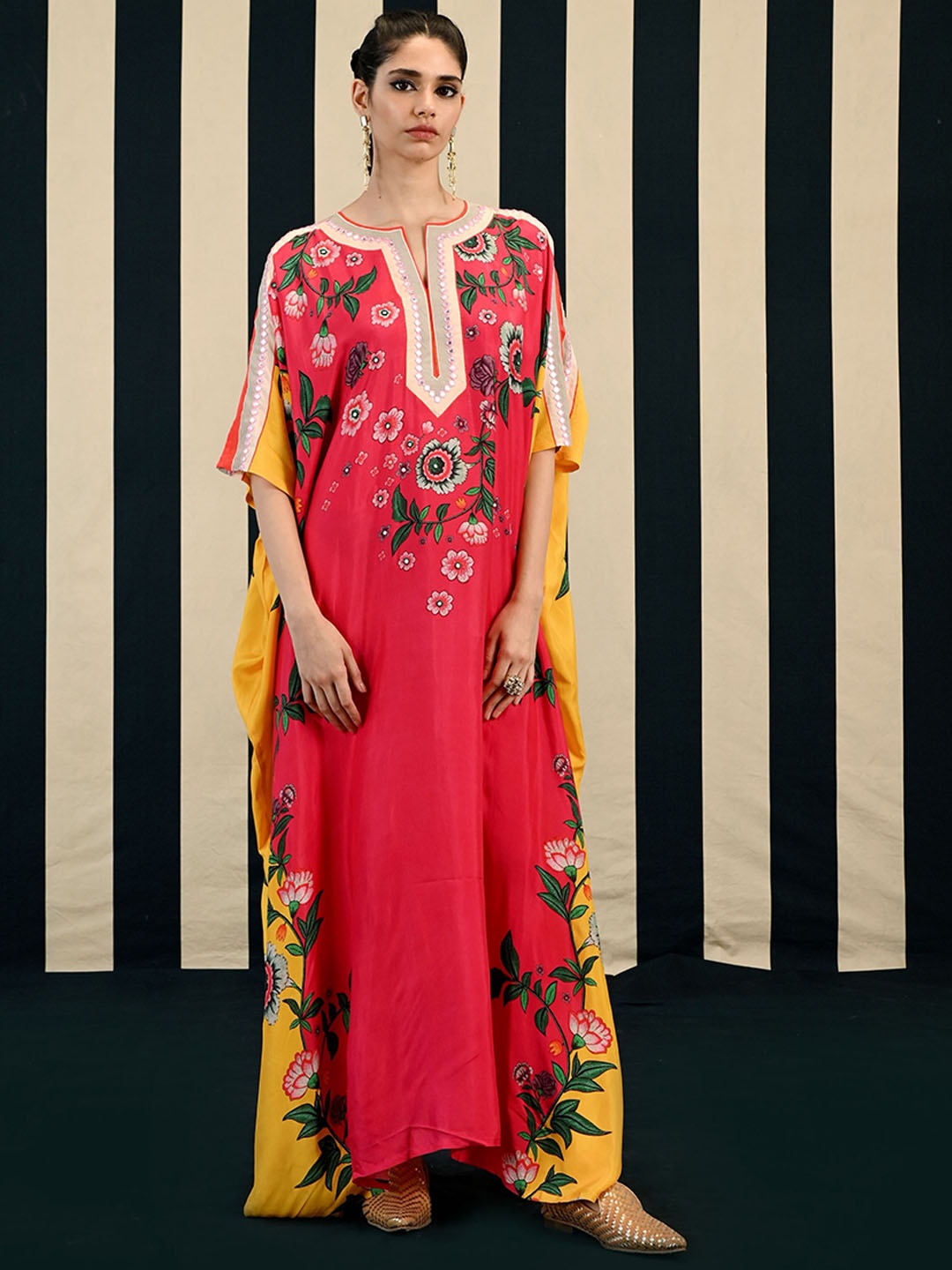 

SWATI VIJAIVARGIE Ethnic Motifs Printed Notched Neck Kaftan Kurta with Trousers, Red