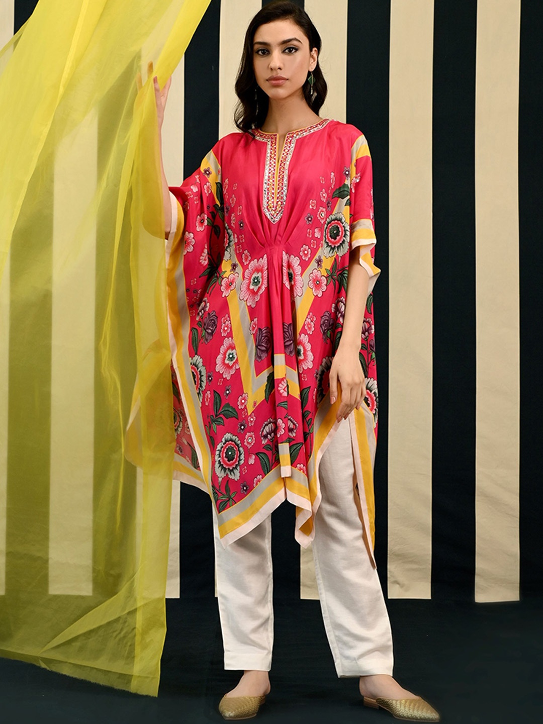 

SWATI VIJAIVARGIE Floral Printed Regular Mirror Work Pure Silk Kurta with Trouser, Fuchsia