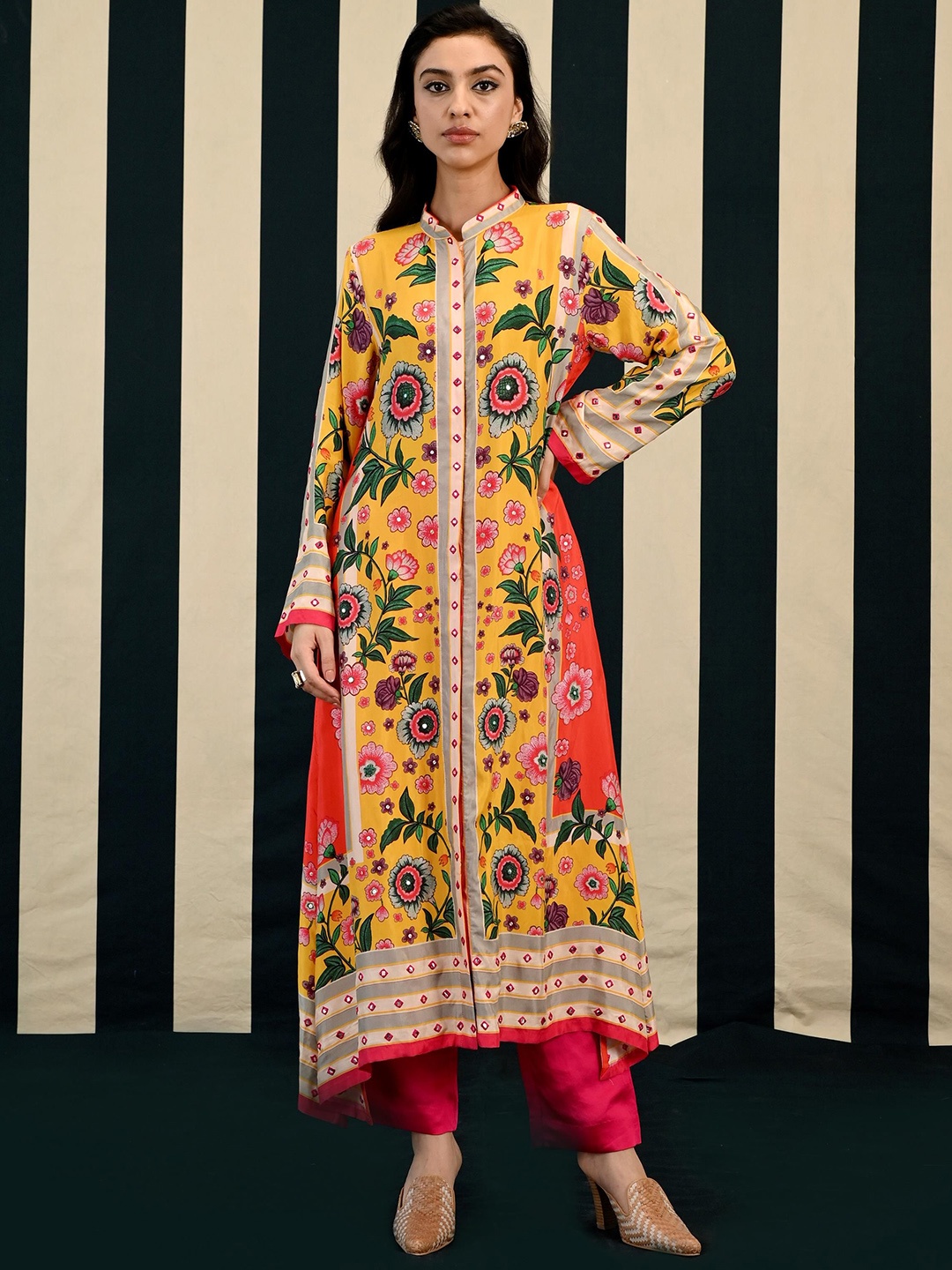 

SWATI VIJAIVARGIE Floral Printed Pure Silk Kurta With Trouser, Mustard