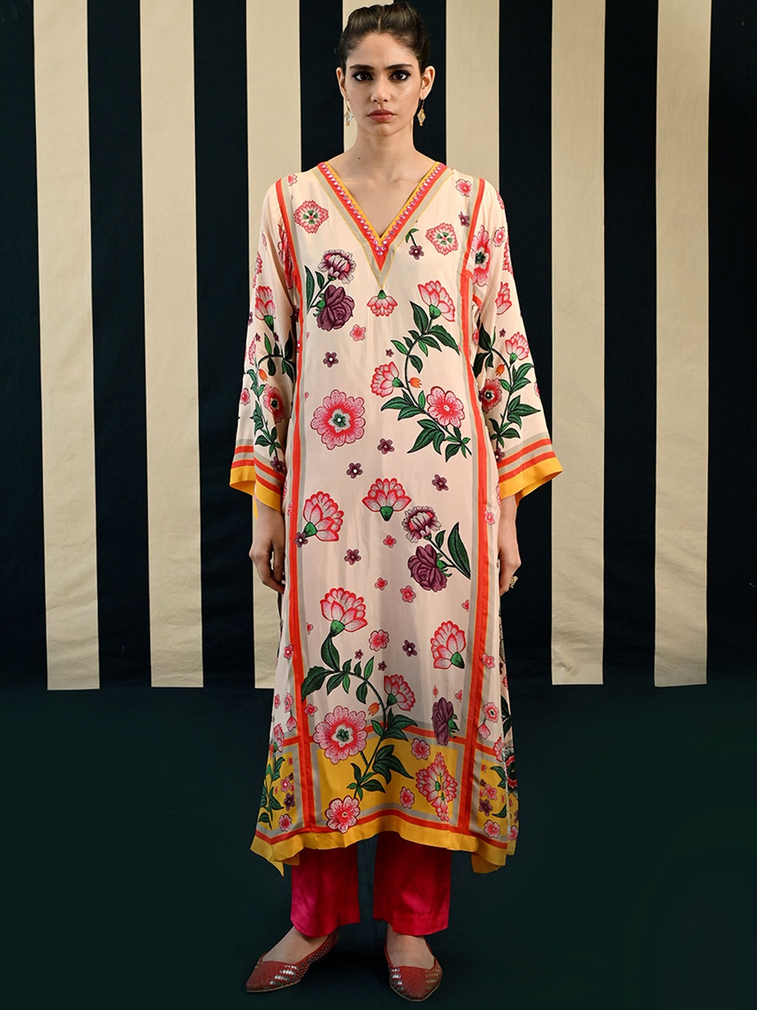 

SWATI VIJAIVARGIE Floral Printed V-Neck Pure Silk Kaftan Kurta with Trousers, Red