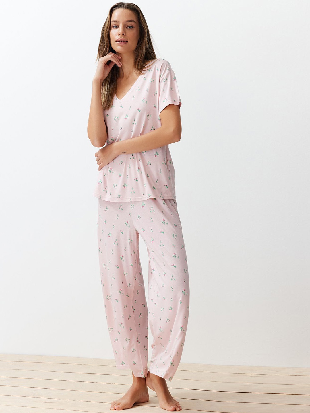 

Trendyol Floral Printed V-Neck T-shirt With Pyjamas, Pink