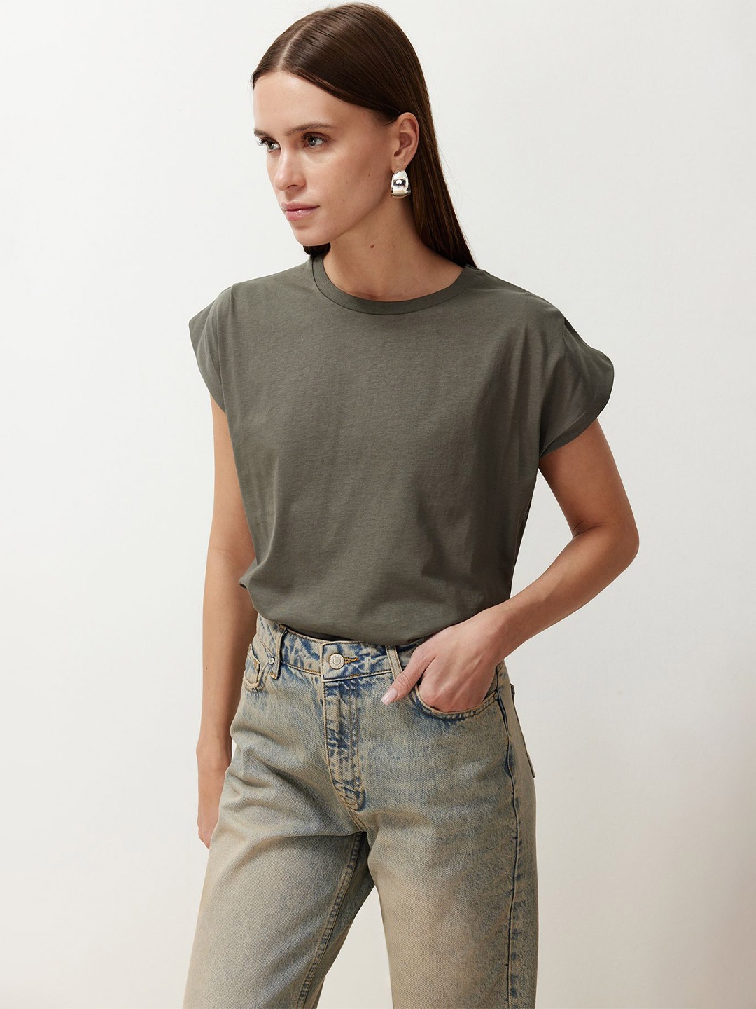 

Trendyol Round Neck Extended Sleeves Regular Fit T-shirt, Na