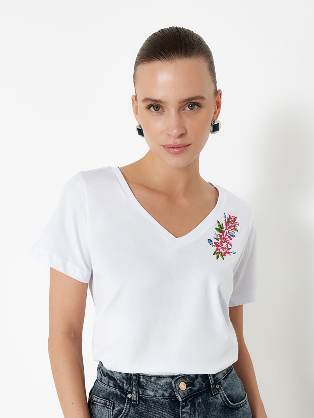 

Trendyol Women Floral Printed V-Neck T-shirt, White