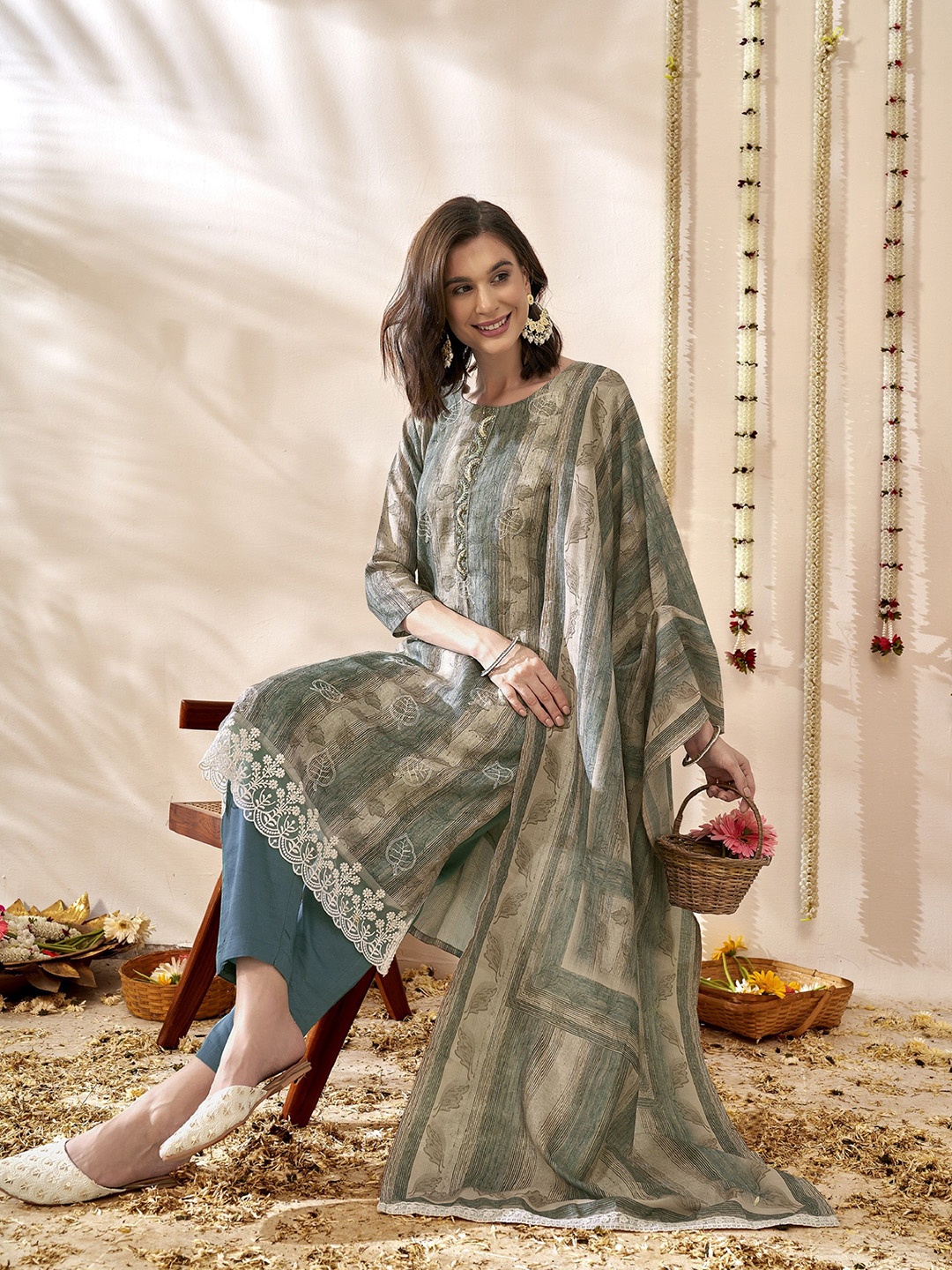 

Anouk Floral Printed Sequinned Straight Kurta With Trousers & Dupatta, Grey