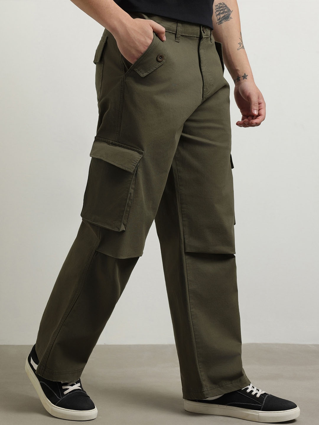 

NOBERO Men Solid Baggy Cargo Pants, Green