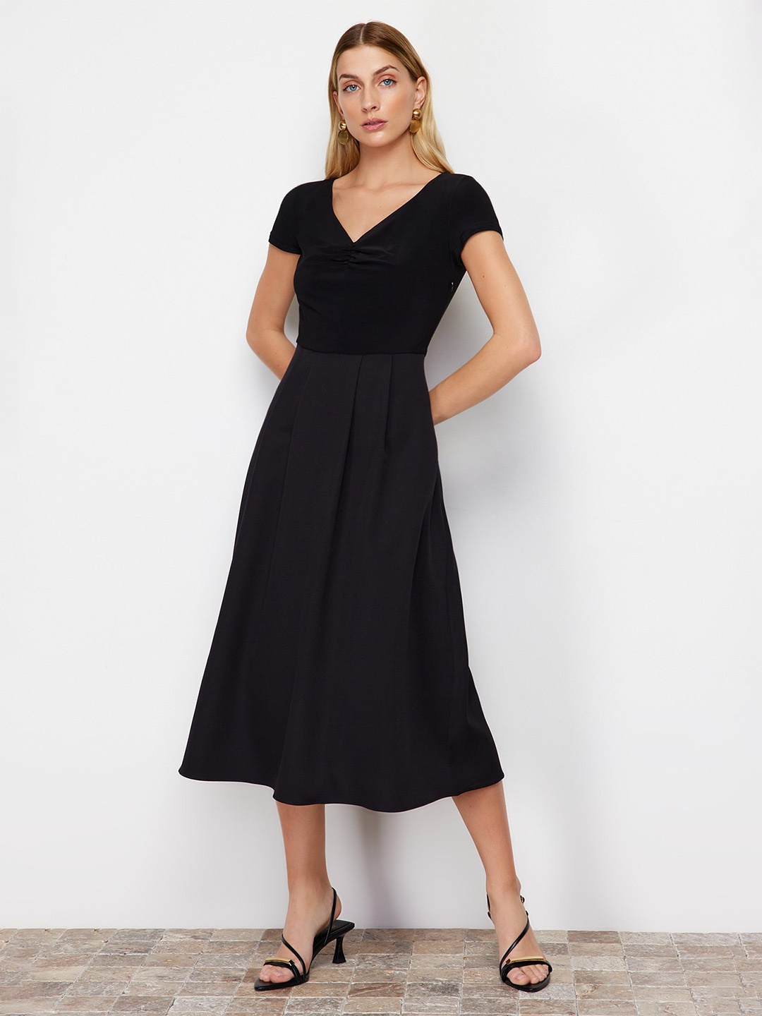 

Trendyol V Neck Short Sleeves Fit & Flare Midi Dress, Na