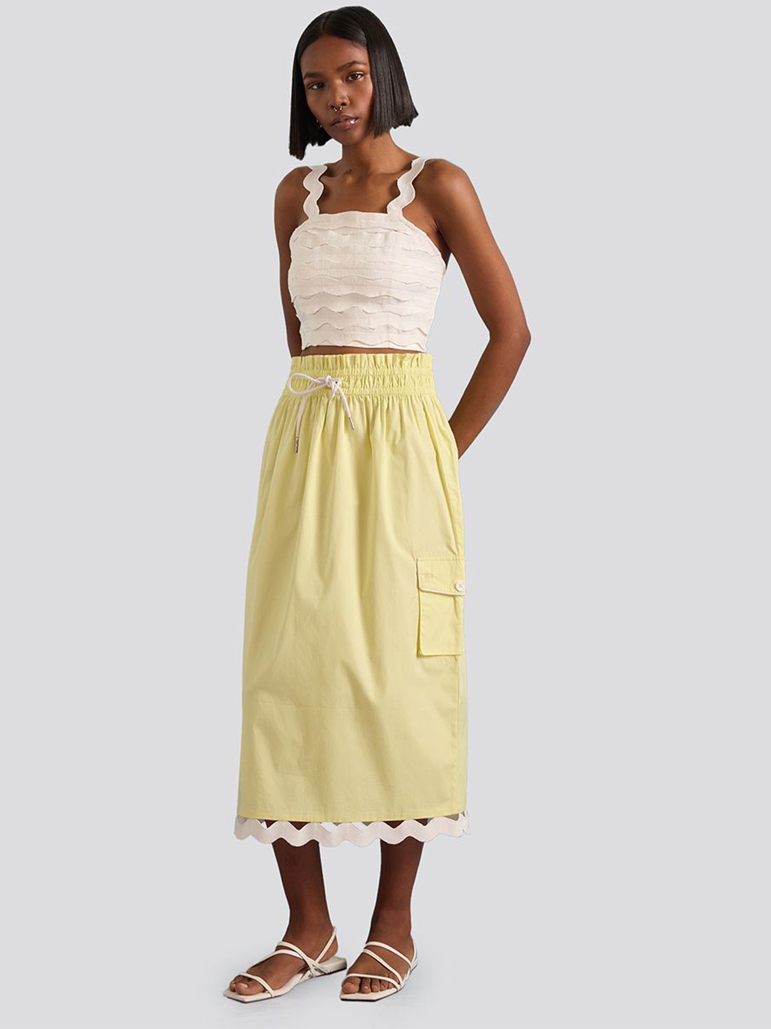 

Muvazo Shoulder Straps Applique Crop Top, White