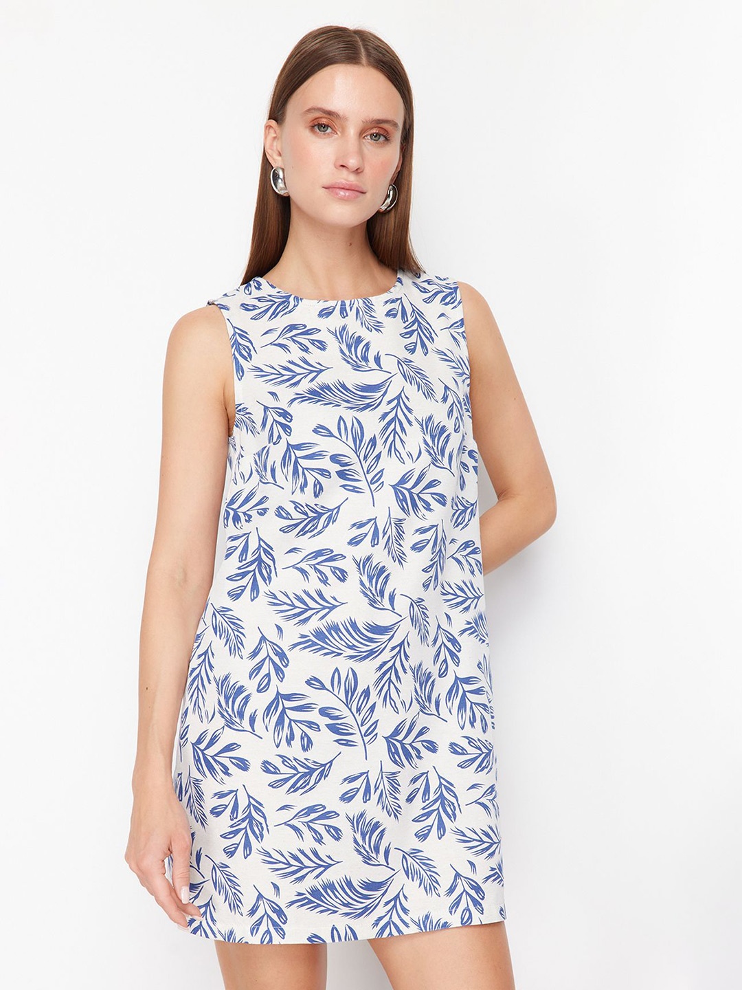 

Trendyol Round Neck Sleeveless Floral Print A-Line Dress, White
