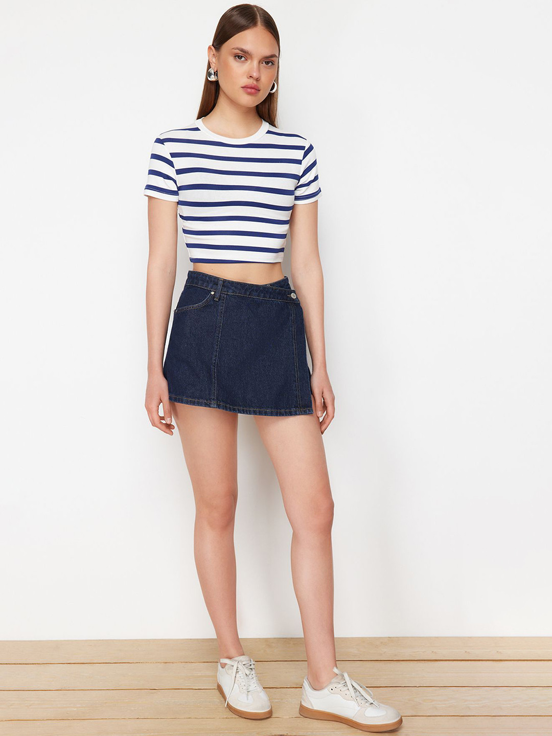 

Trendyol Women Mid-Rise Pure Cotton Denim Shorts, Navy blue