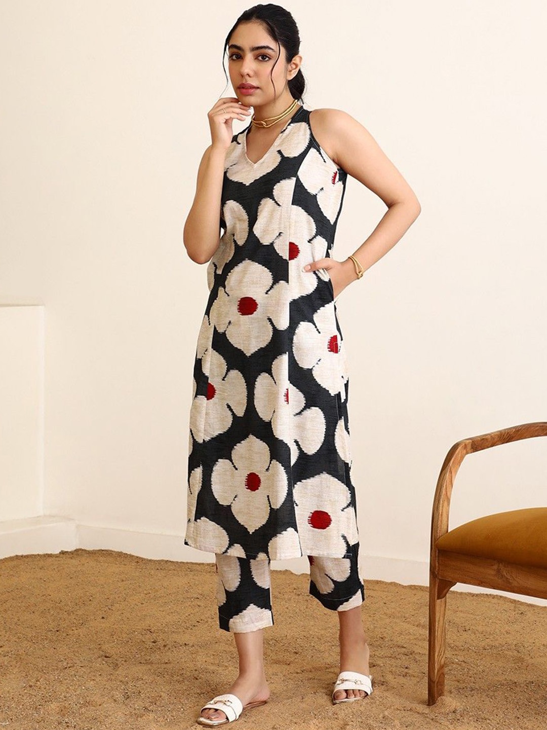 

RIITIH Floral Printed V-Neck Sleeveless Casual Straight Kurta With Trousers, Black