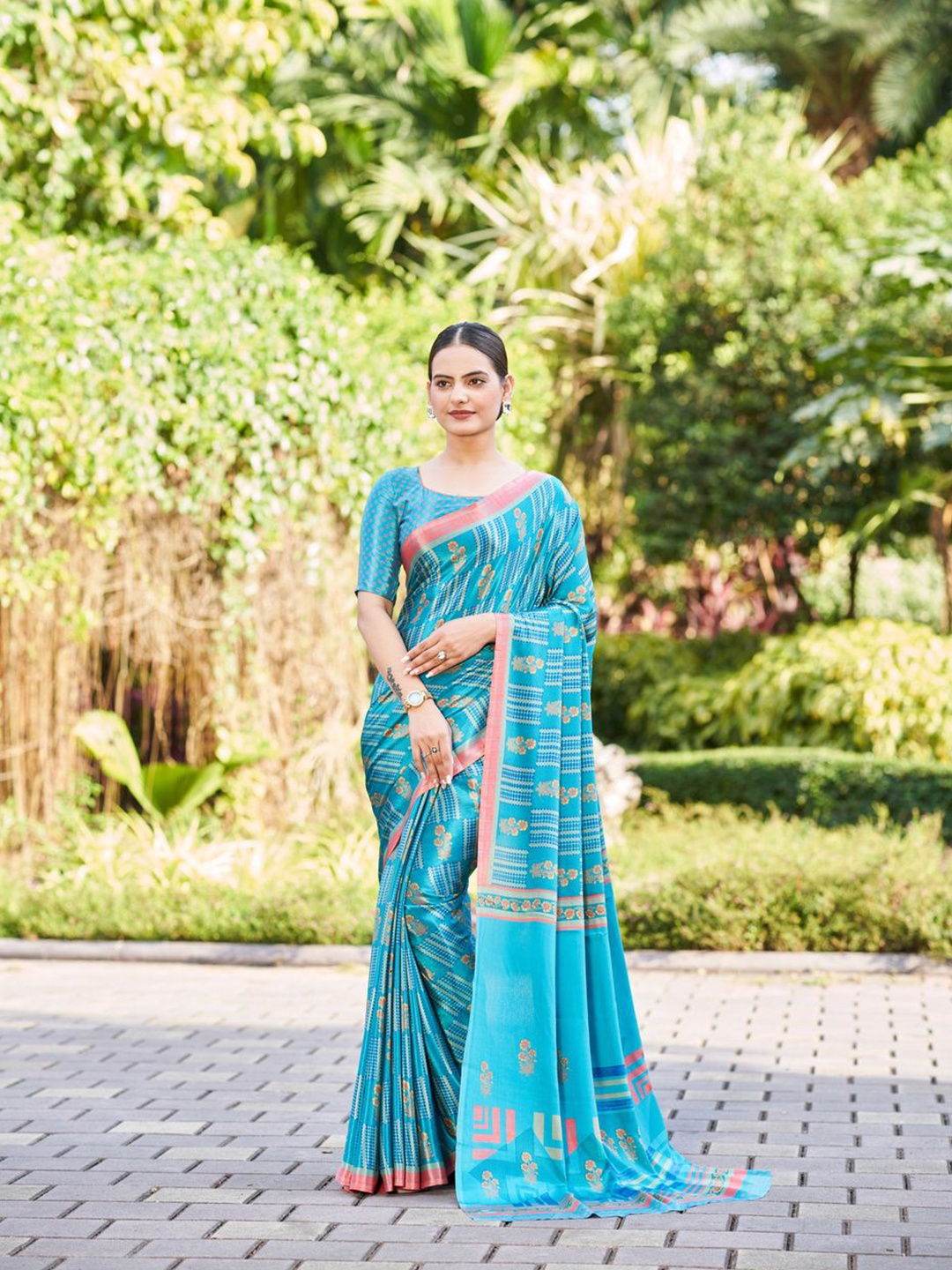 

Kandora Floral Saree, Navy blue