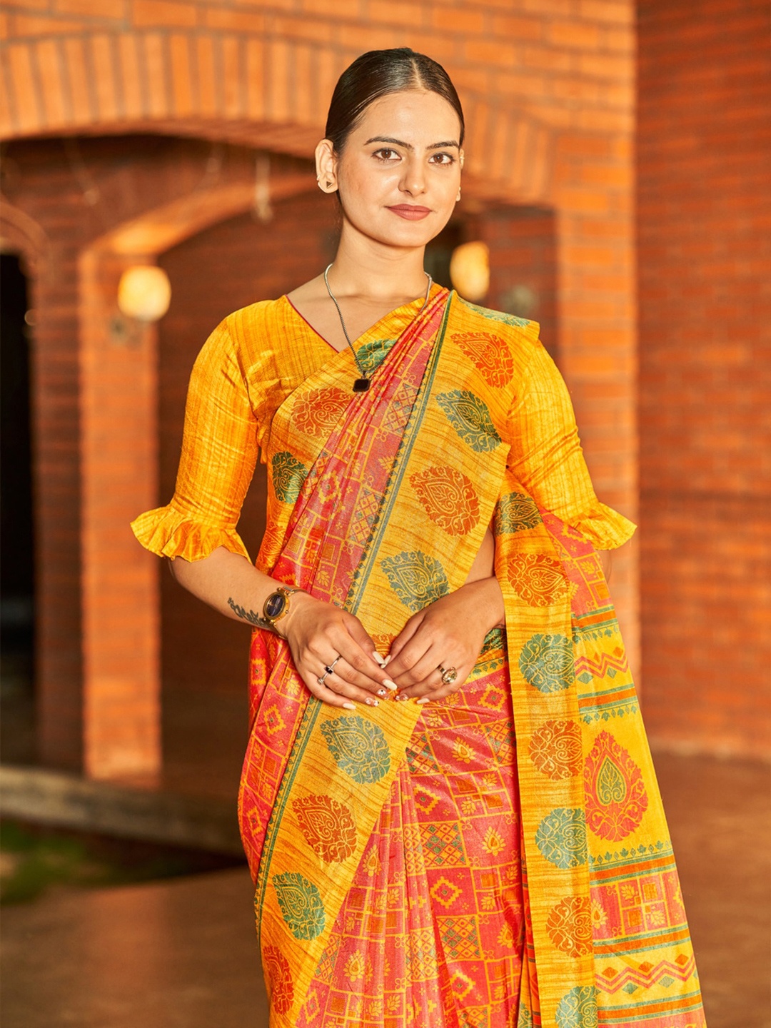 

Kandora Floral Saree, Red