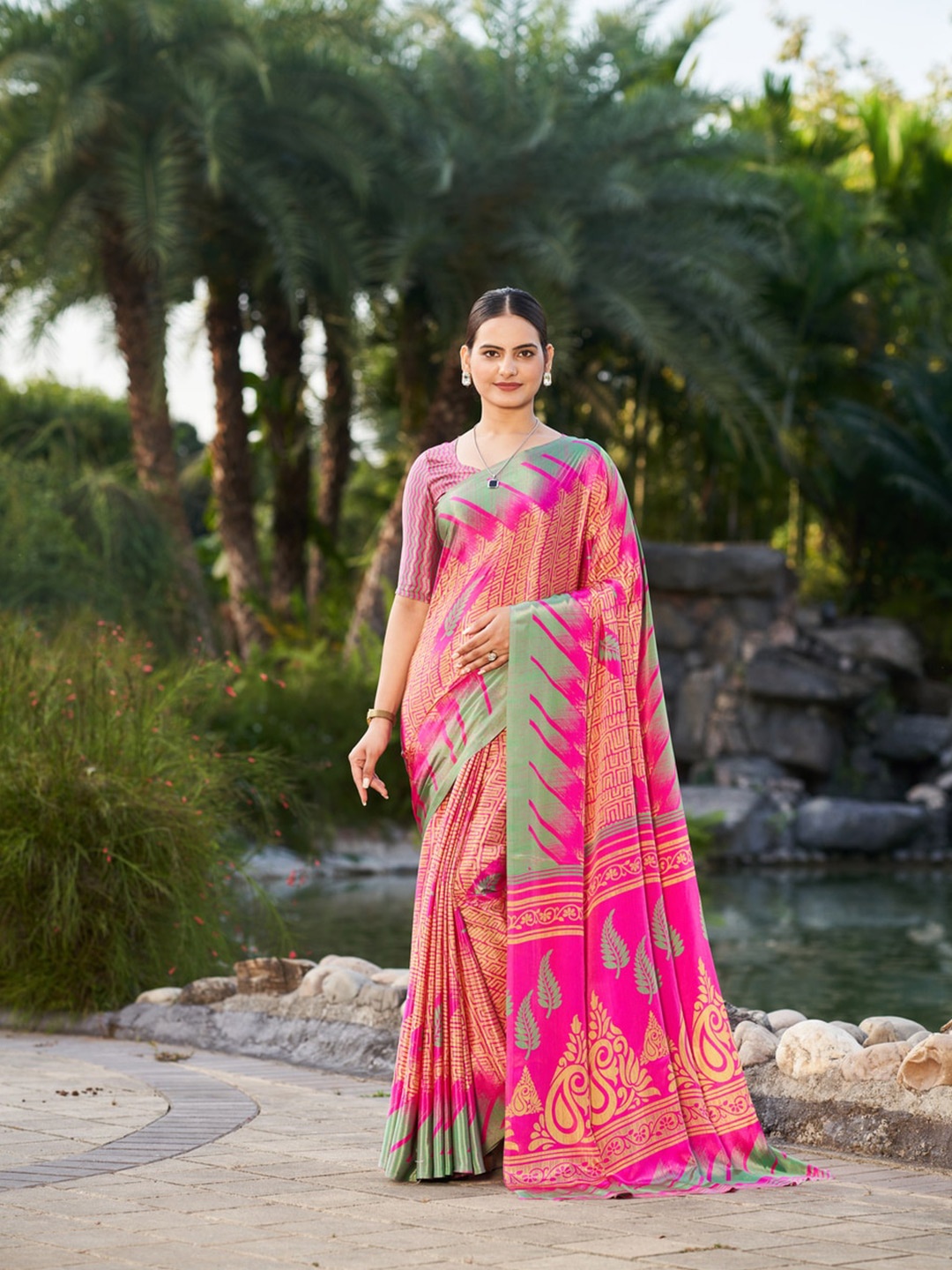 

Kandora Ethnic Motifs Saree, Pink
