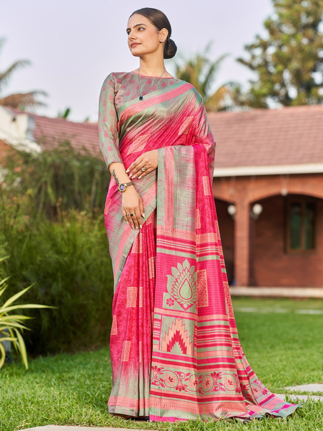 

Kandora Floral Saree, Magenta