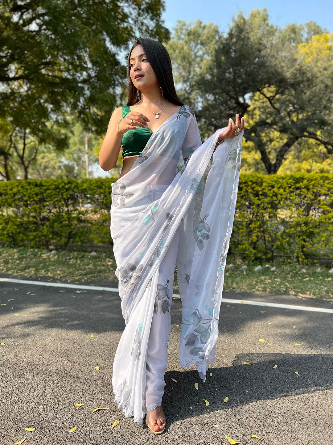 

elora Pure Chiffon Floral Saree, White