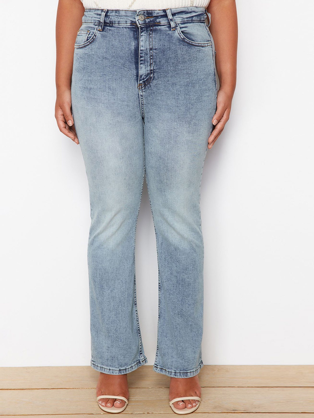

Trendyol Women Clean Look Heavy Fade Stretchable Jeans, Blue
