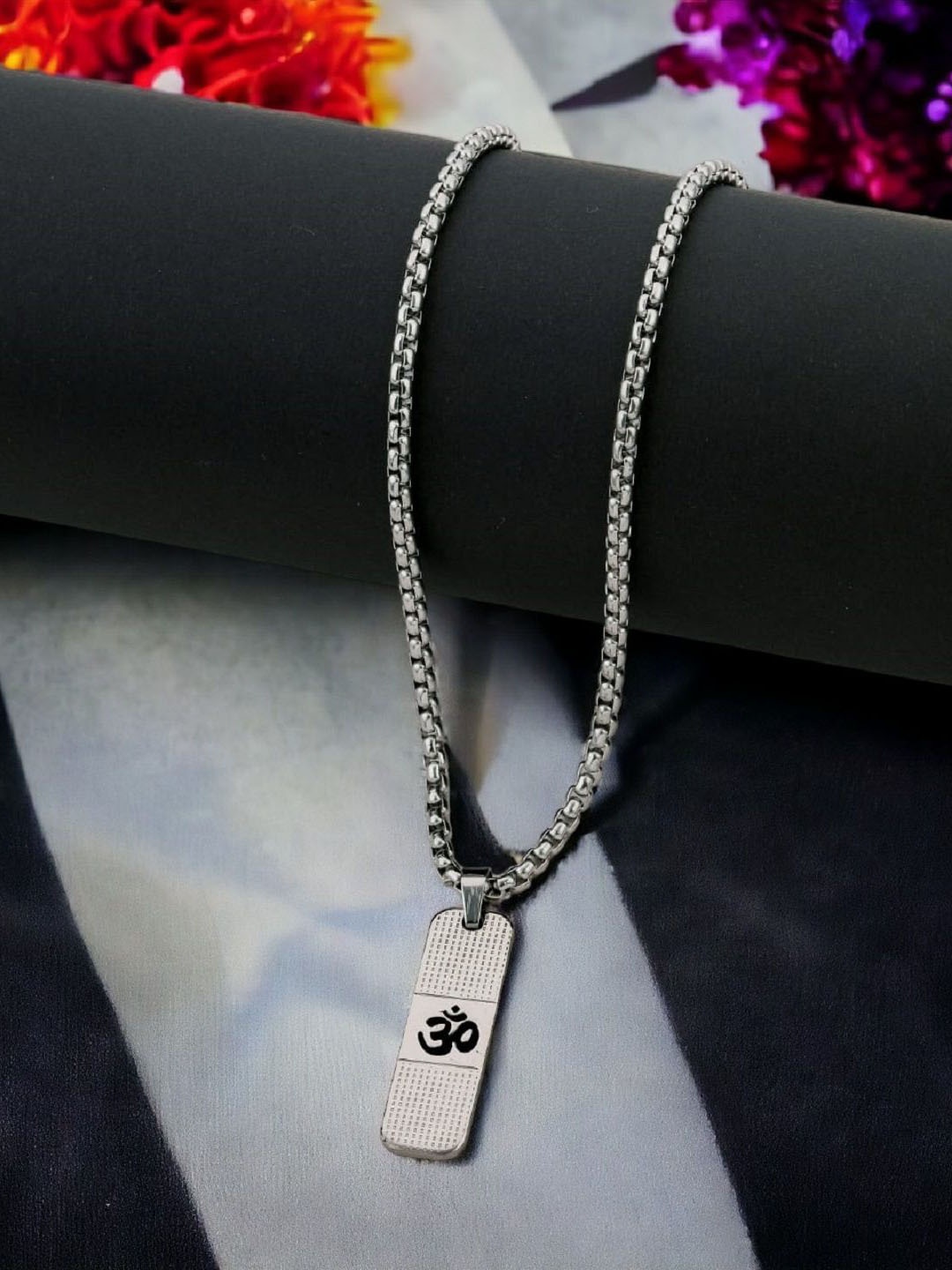

WATCHSTAR Unisex Silver-Plated Spherical Pendant with Chain