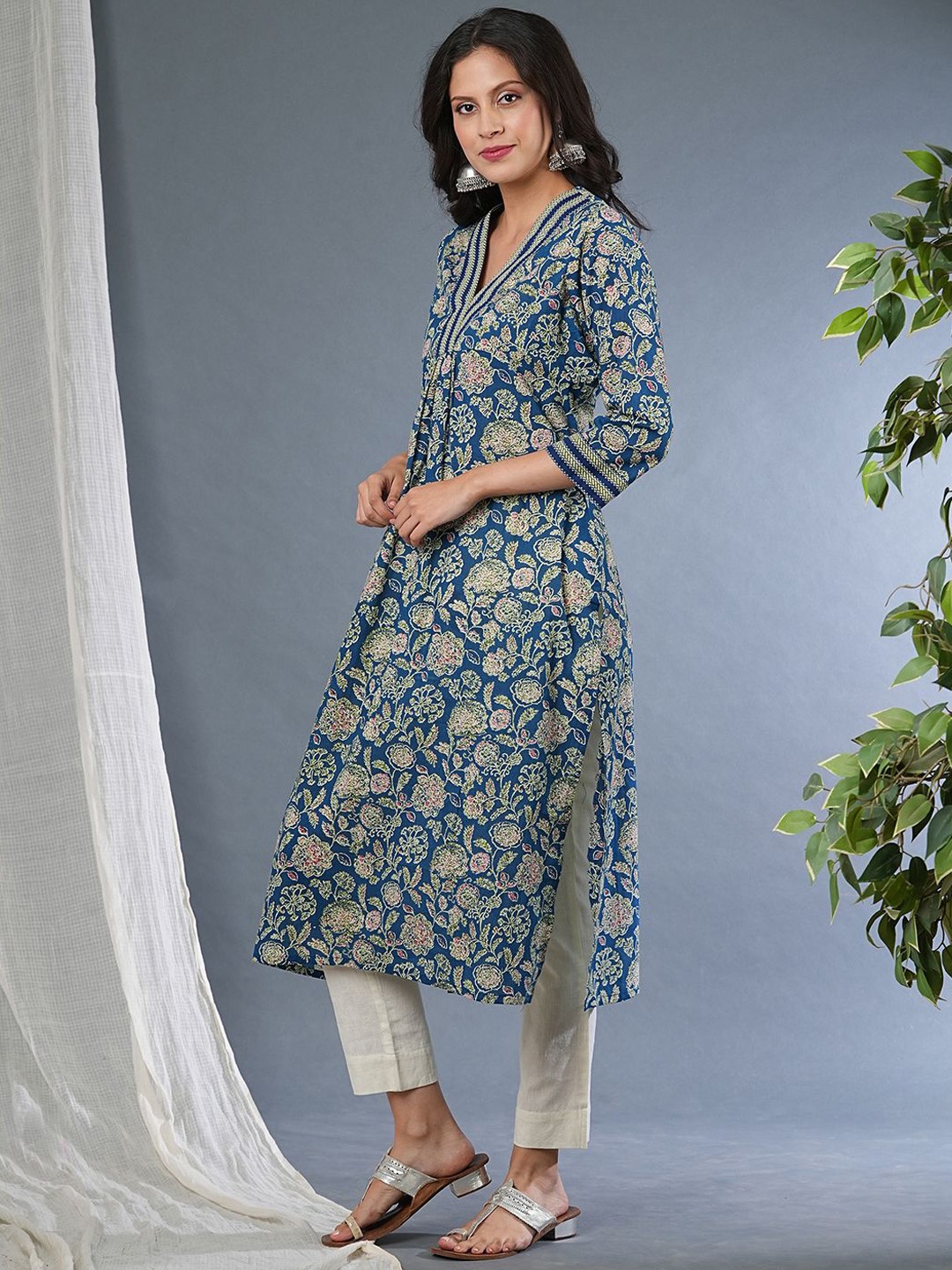 

Globus Floral Printed V Neck A-Line Kurta, Blue