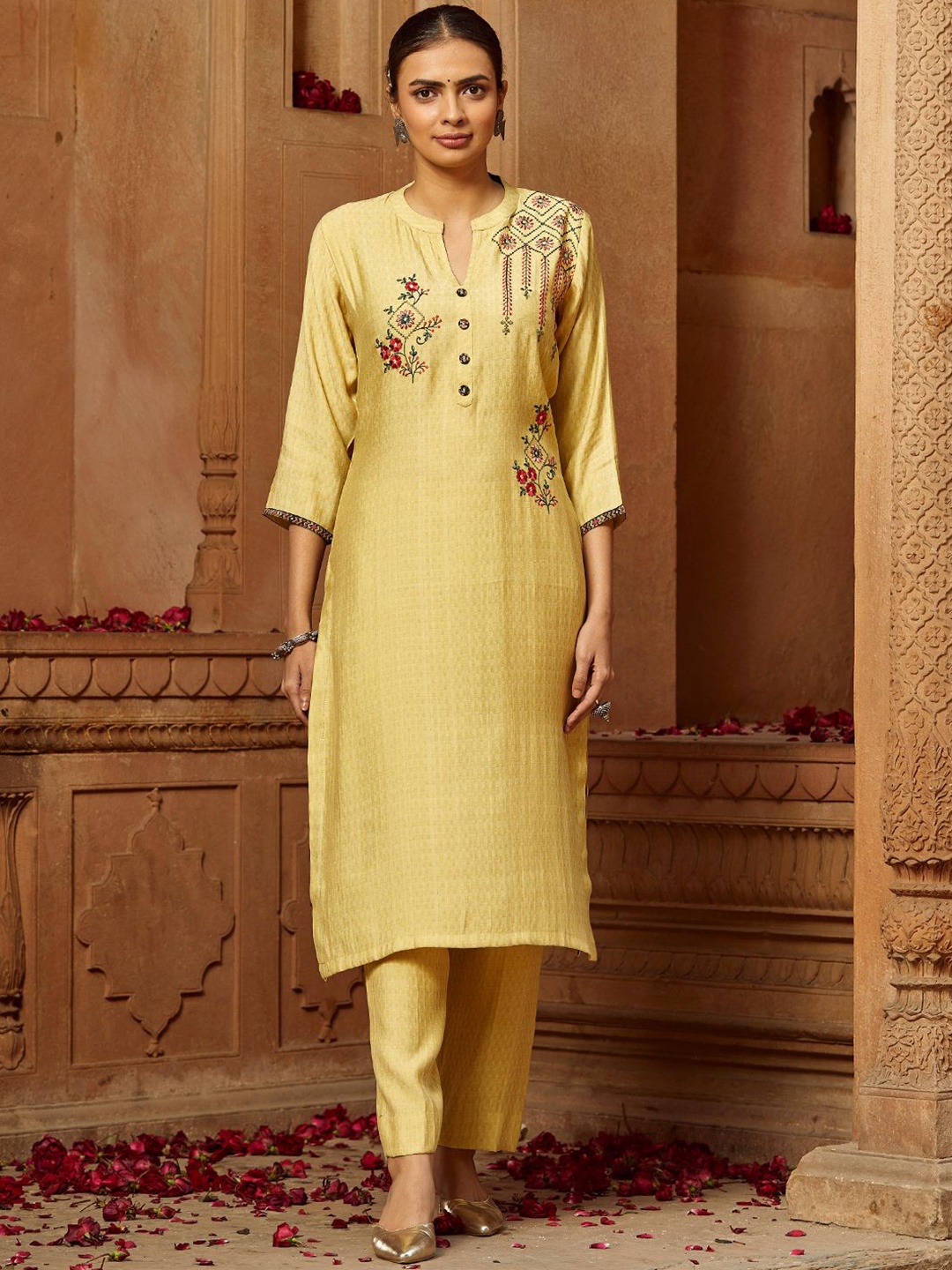 

WOMEN PLUS Women Embroidered Thread Work Kurta, Yellow