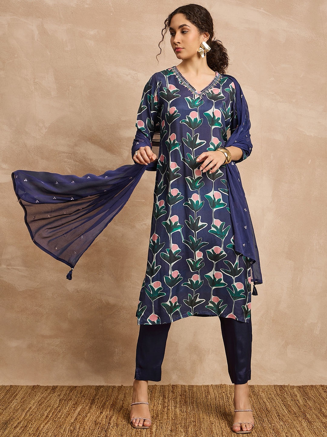 

all about you Floral Printed V-Neck Straight Kurta with Trousers & Dupatta, Blue