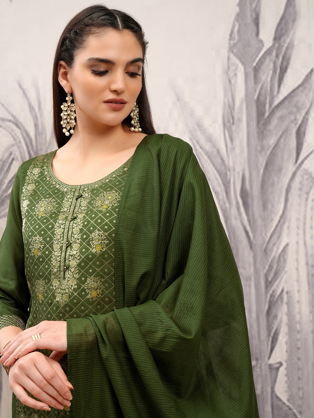 

Vishudh Green Round Neck Embroidered Regular Straight Kurta with Trousers & With Dupatta