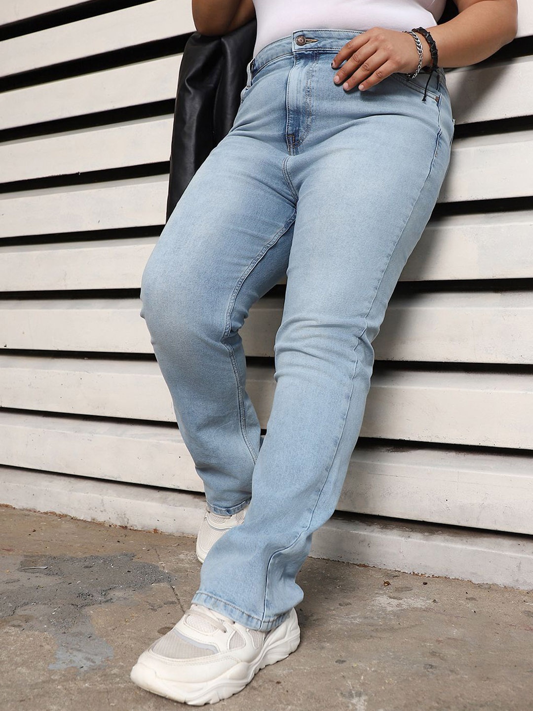 

Freeform by High Star Women Stove Pipe High-Rise Light Fade Jeans, Blue