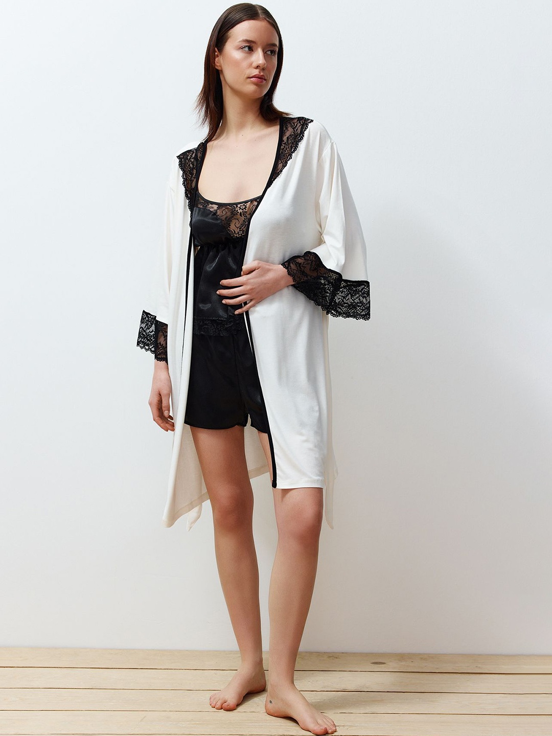 

Trendyol Lace-Trim Detailed Knee-Length Casual Robe, White