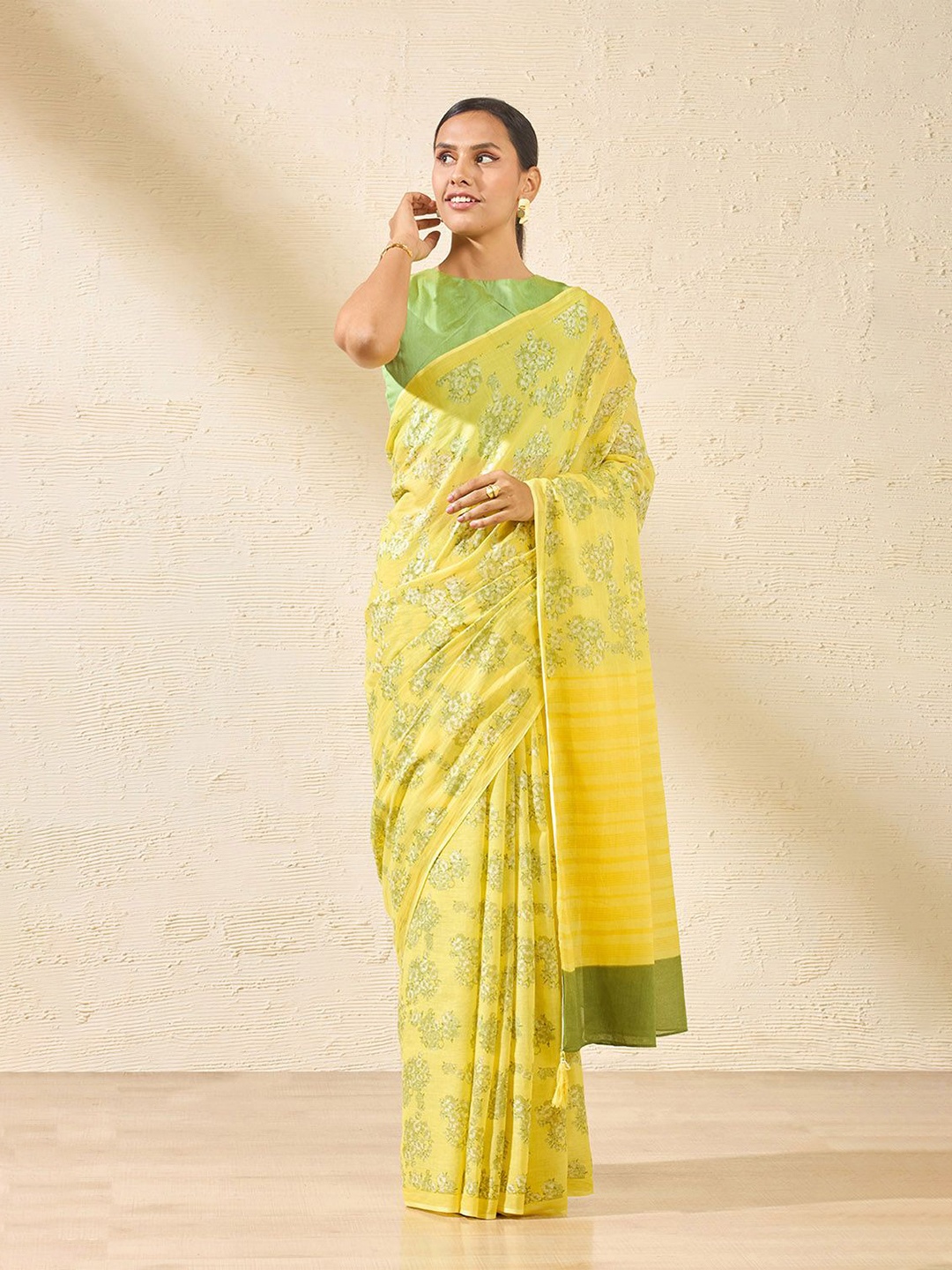 

Taneira Floral printed Saree, Yellow