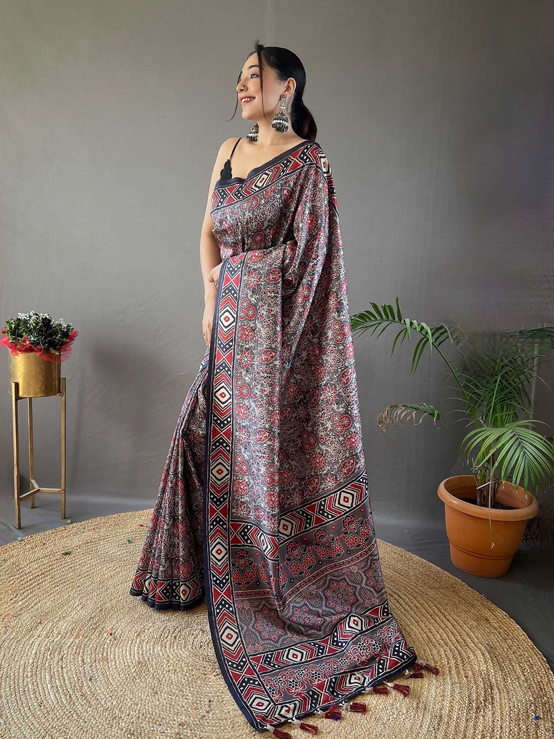 

Mitera Ethnic Motifs Printed Saree, Black