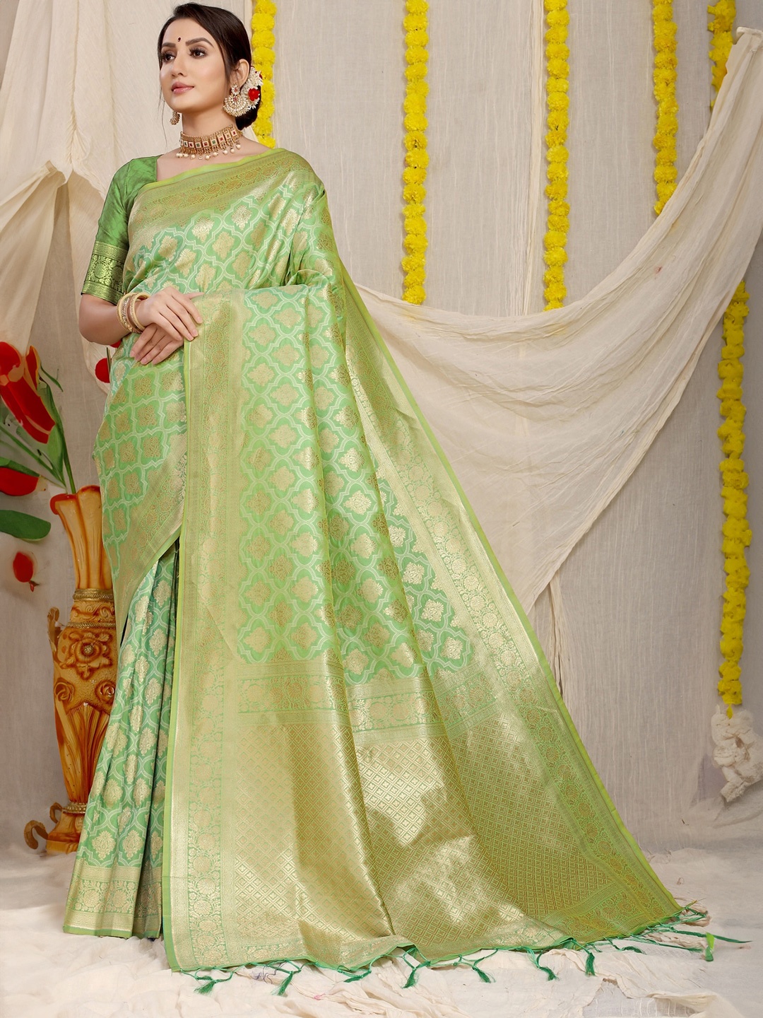 

SGF11 Woven Design Zari Kanjeevaram Saree, Fluorescent green