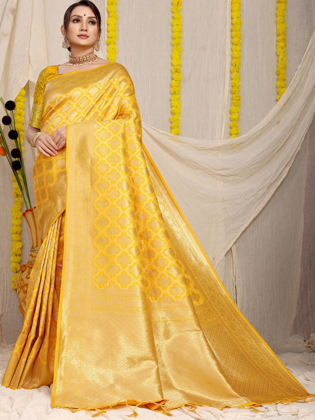 

SGF11 Woven Design Zari Kanjeevaram Saree, Yellow